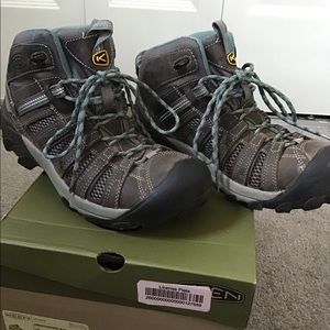 Keen Voyageur Mid women’s hiking boots - size 10.5